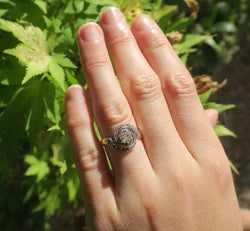 Ring in yellow gold, paltinium and diamonds.