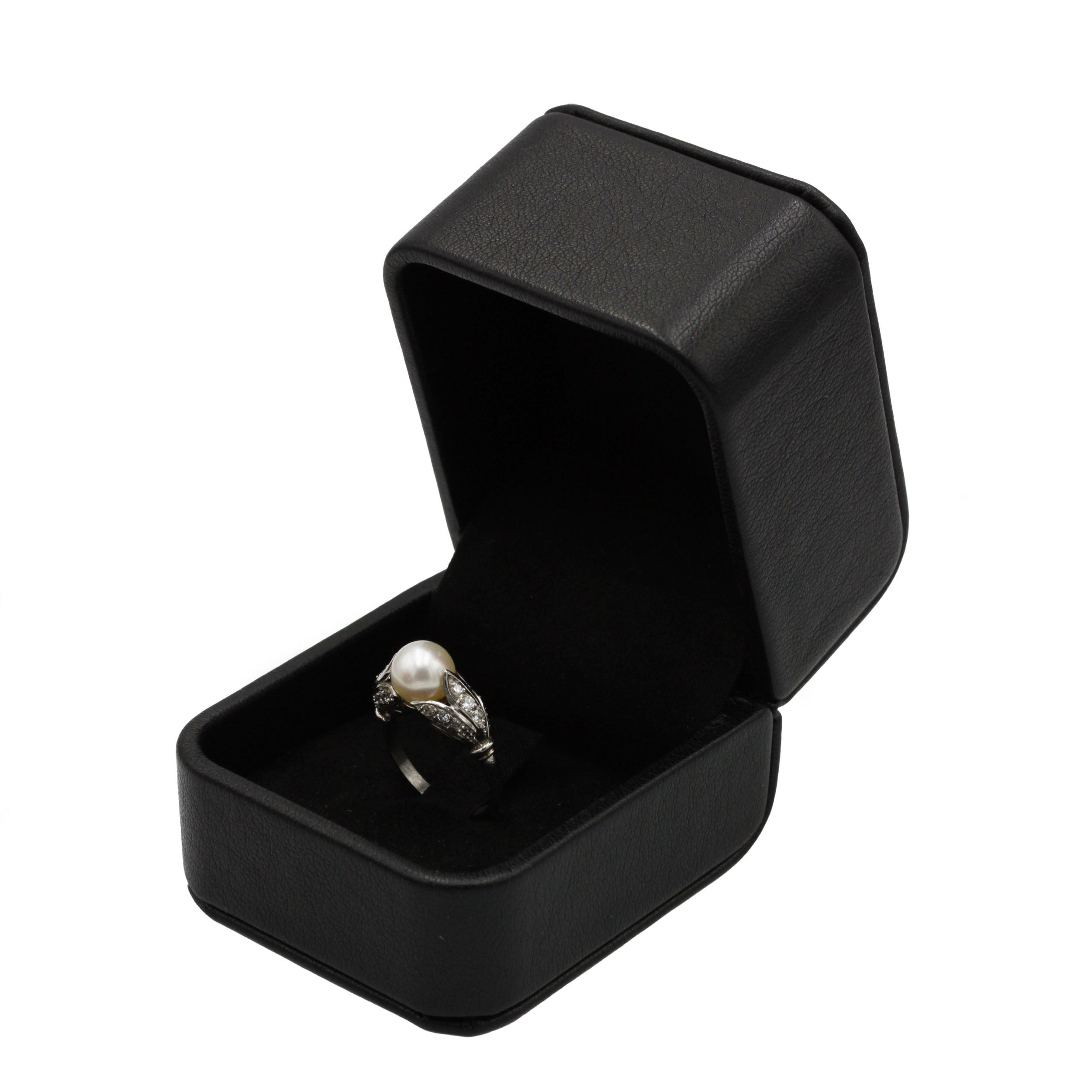 Ring - Now, diamonds and pearl