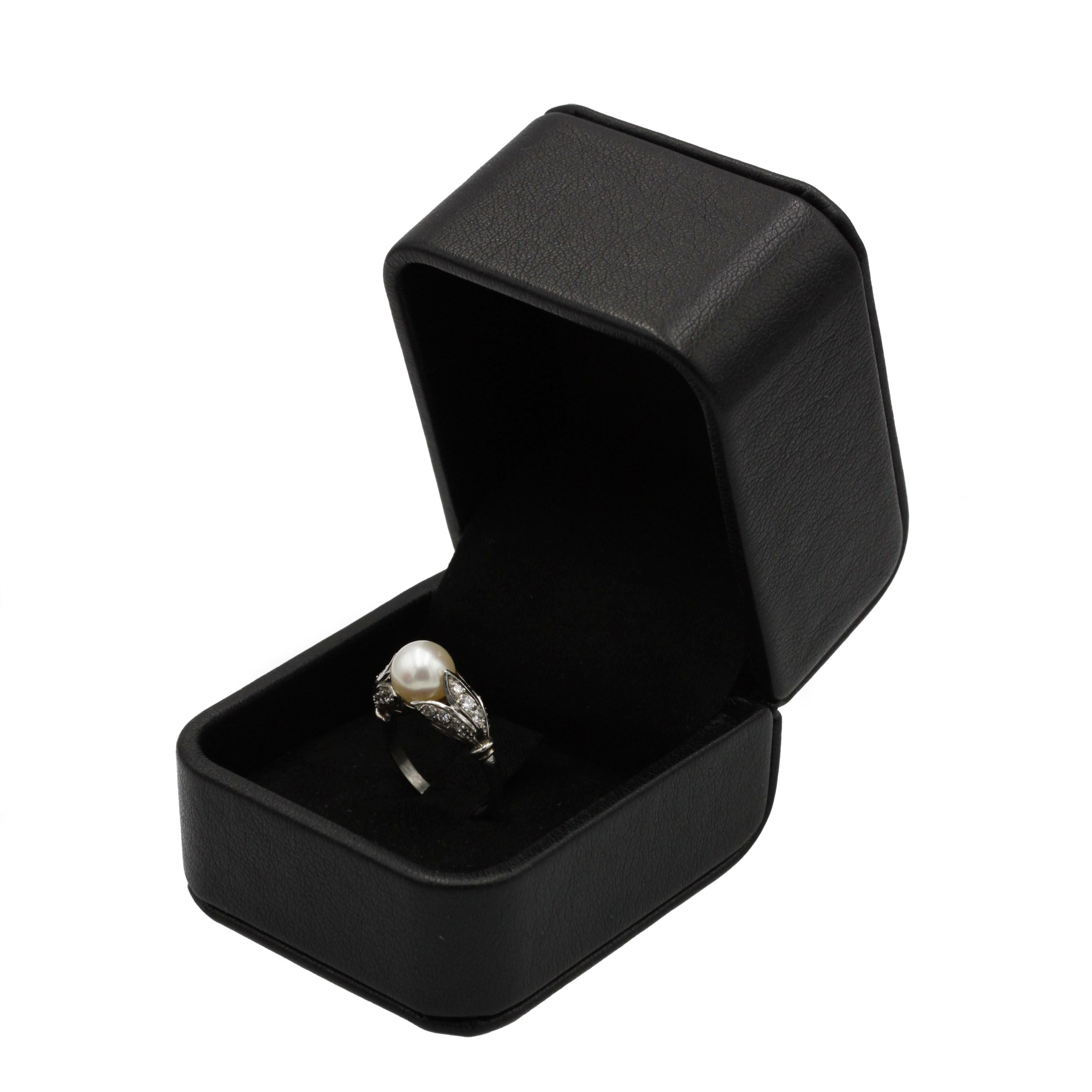 Ring - Now, diamonds and pearl