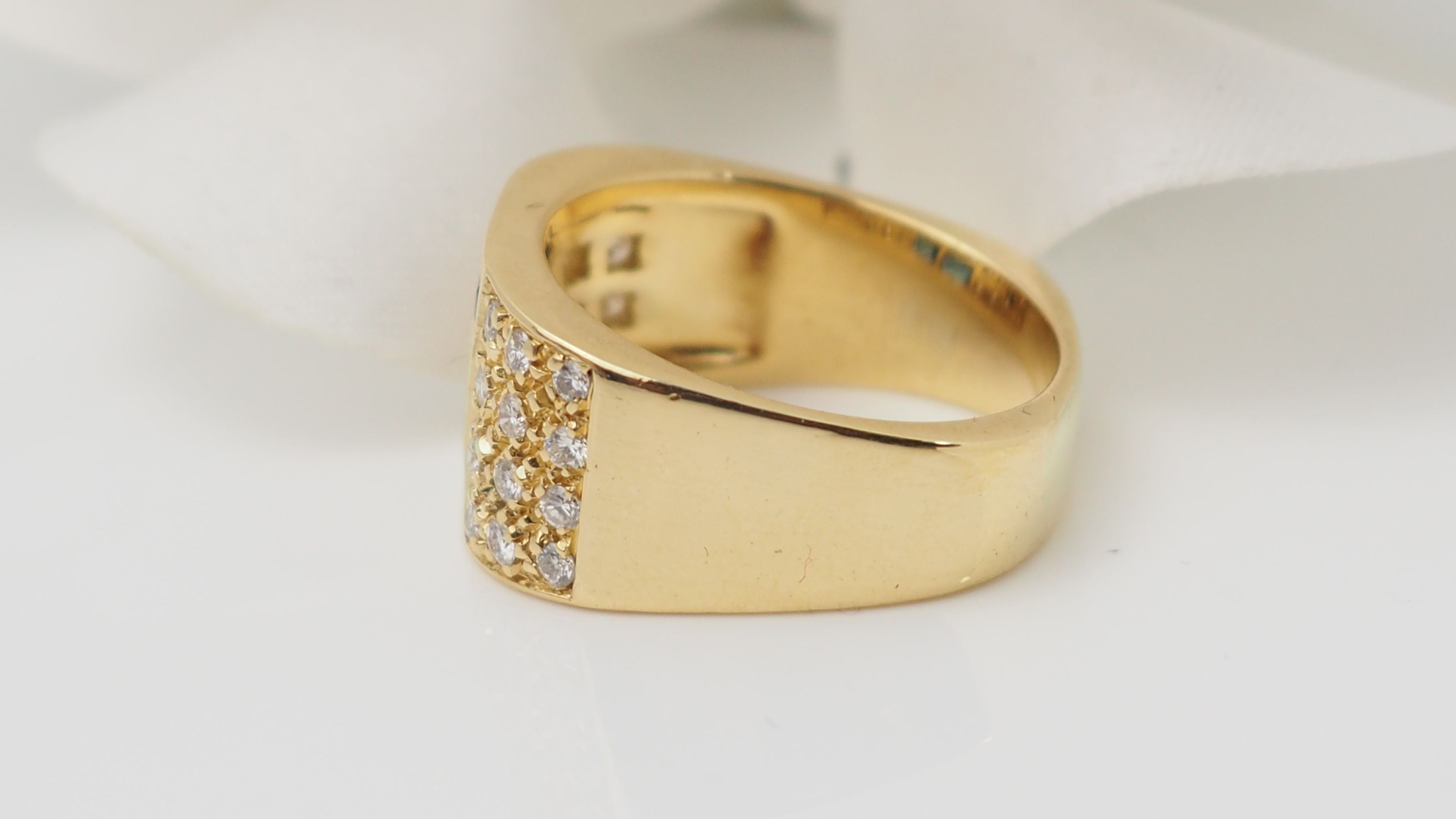 Ring in yellow gold, diamonds and sapphires