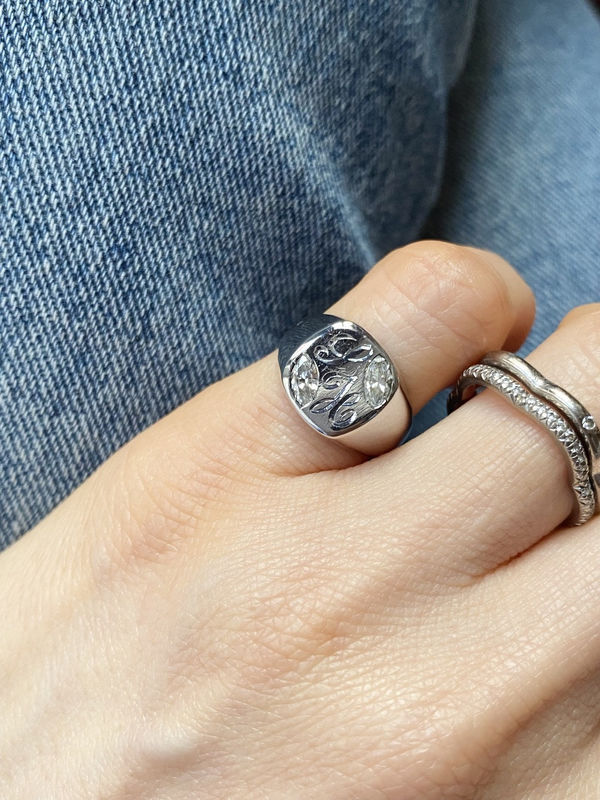 Ring Chevalière in white gold and diamonds