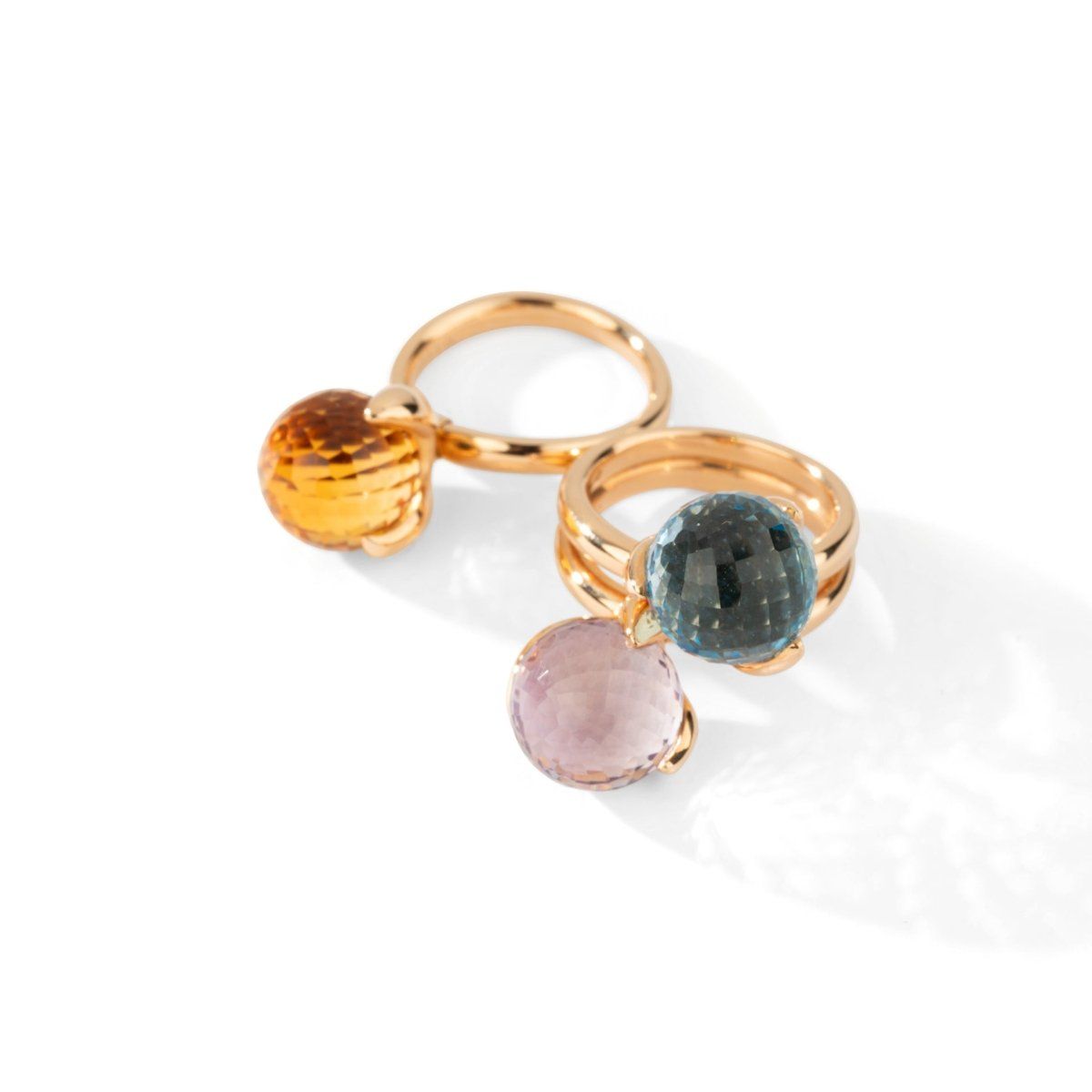 Deux bagues en or jaune, améthyste, topaze bleue et citrine