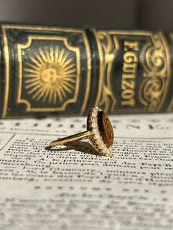Bague ancienne en or jaune 18k œil de tigre et perles