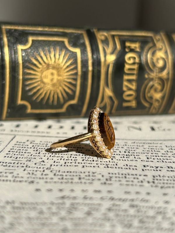 Ring antique in yellow gold 18k tiger eye and pearls