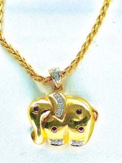 Collier pendentif en or 18 carats : éléphant en diamants et rubis