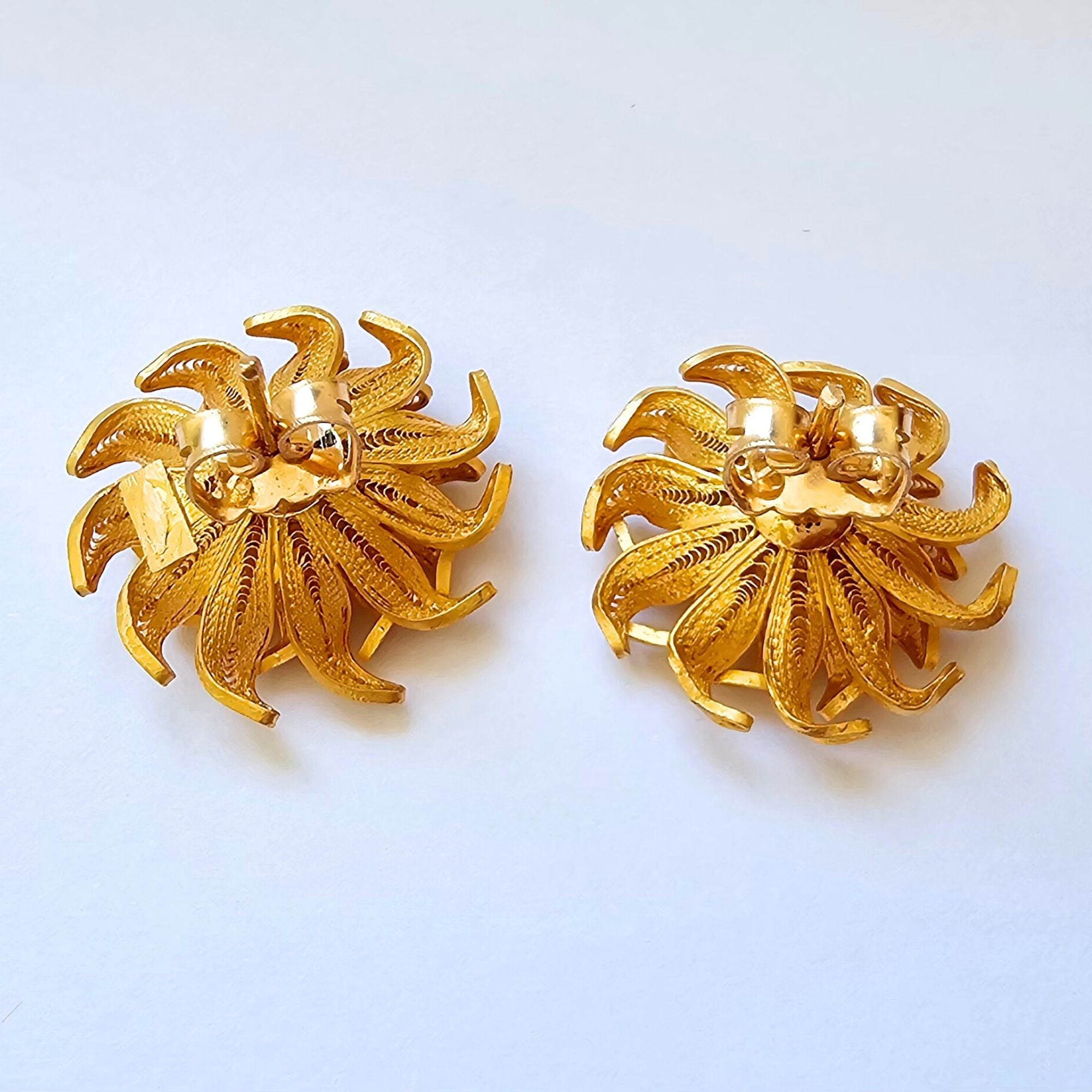 Floral motif earrings in yellow gold 18 carats