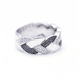Bague tressée en or blanc avec diamants blancs et noirs.