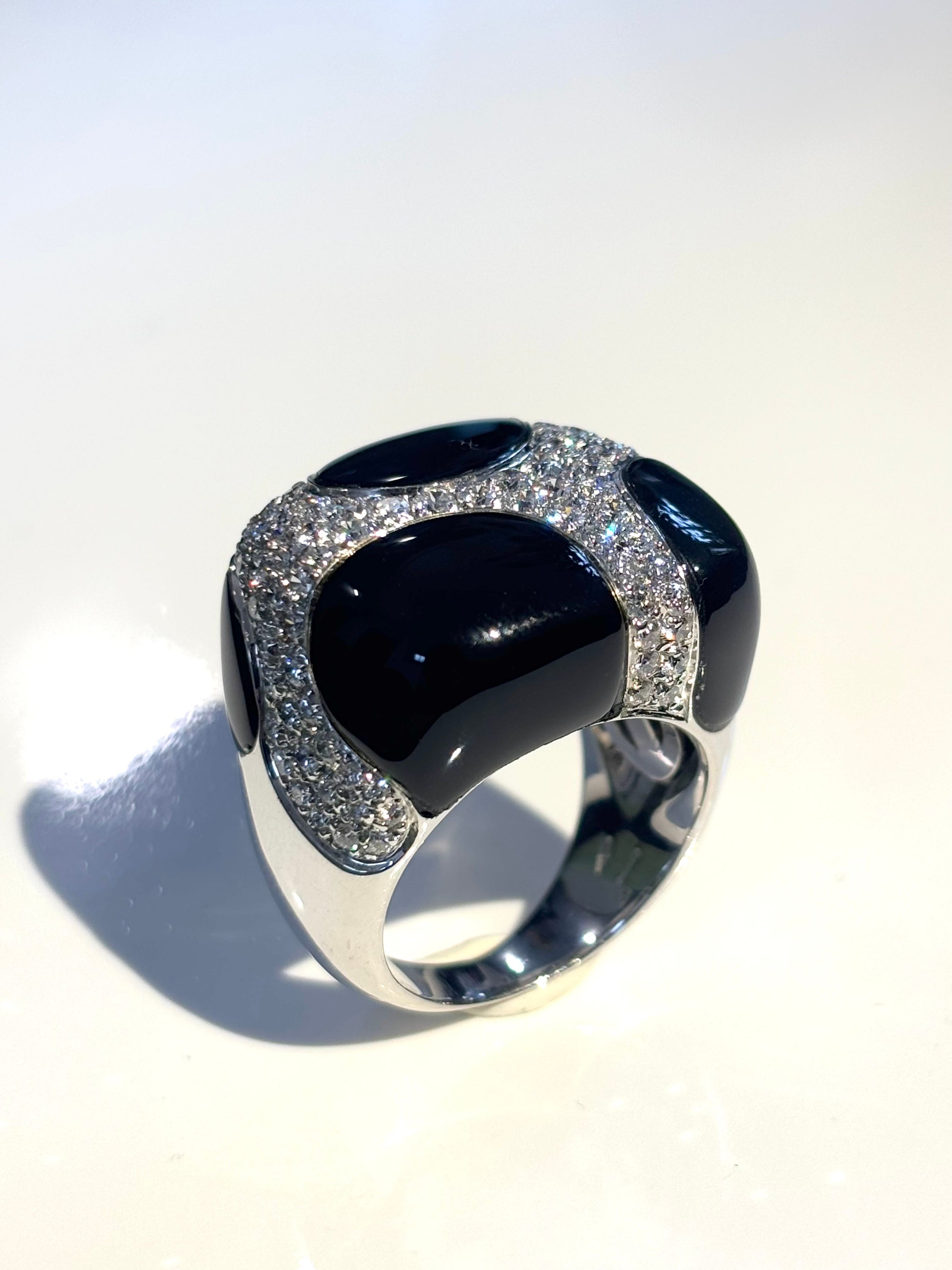 Bague cocktail en or 18k, email et diamants