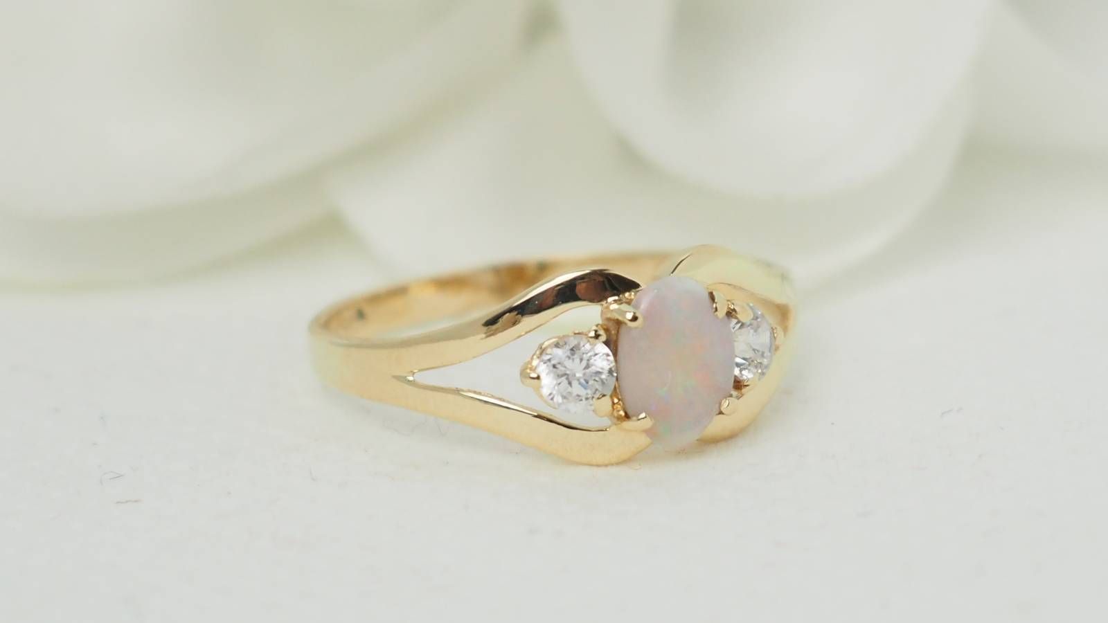 Bague vintage en or jaune et Opale