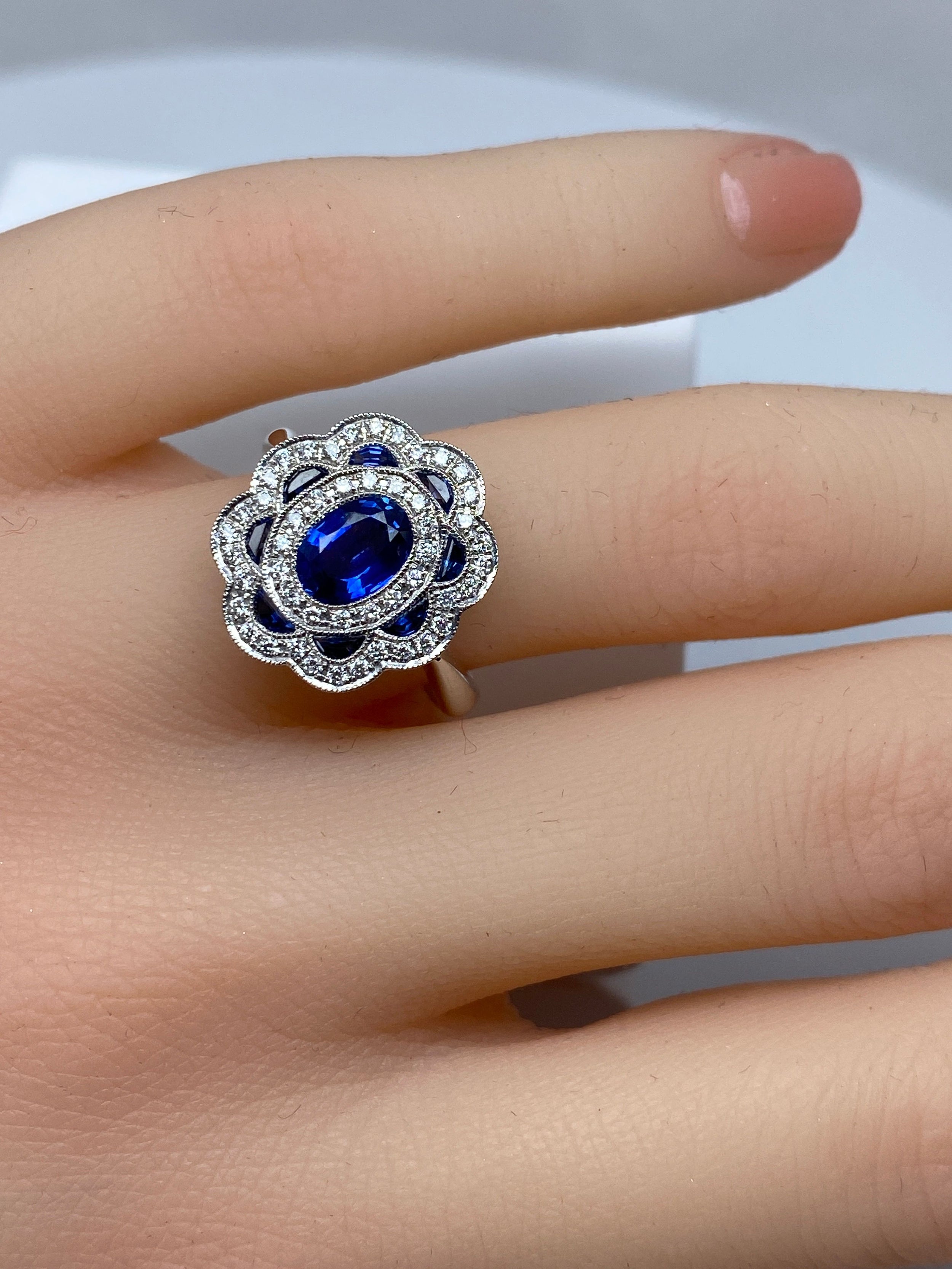 Bague marguerite en or 18 carats en saphirs et diamants