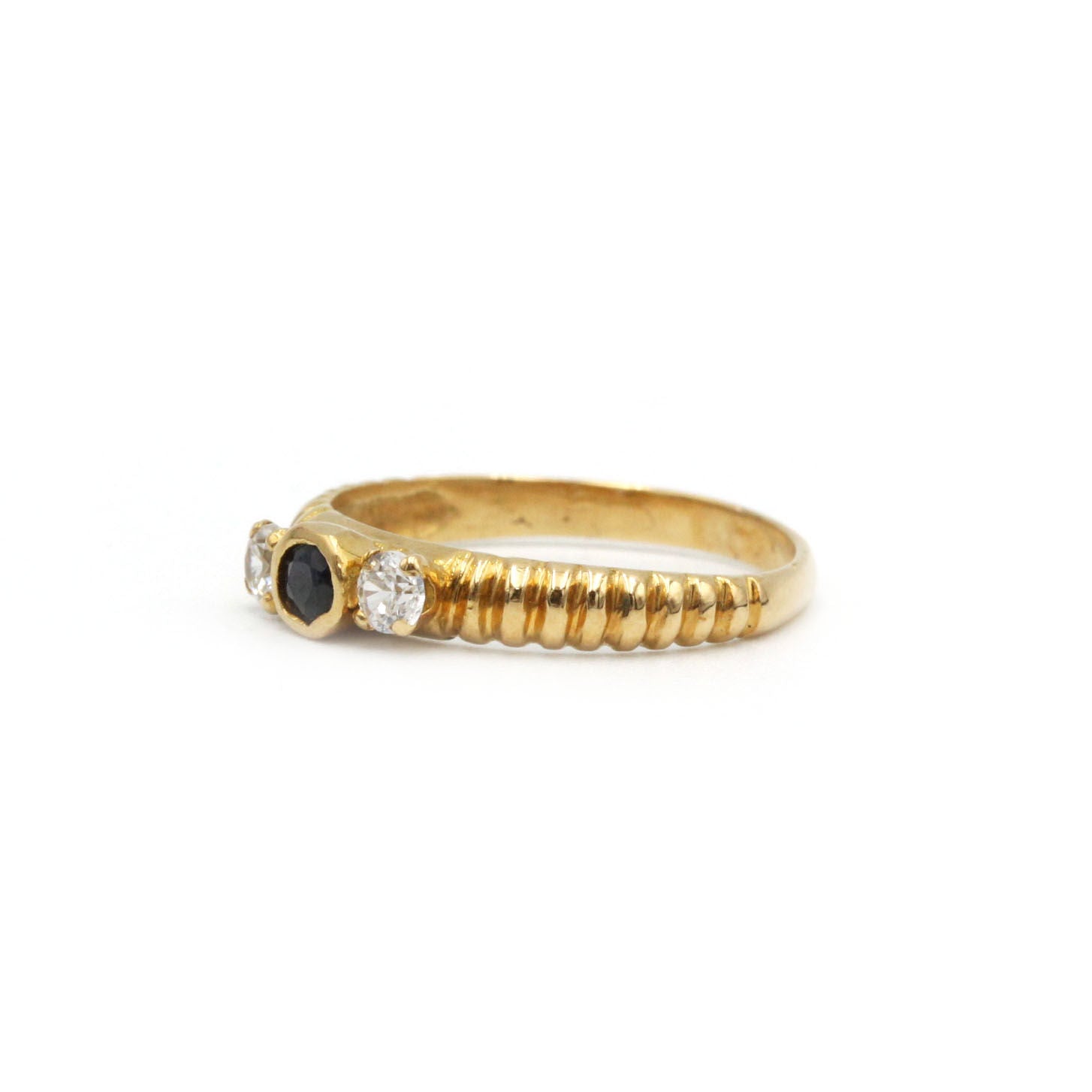 Ring - Yellow gold, sapphire and diamonds