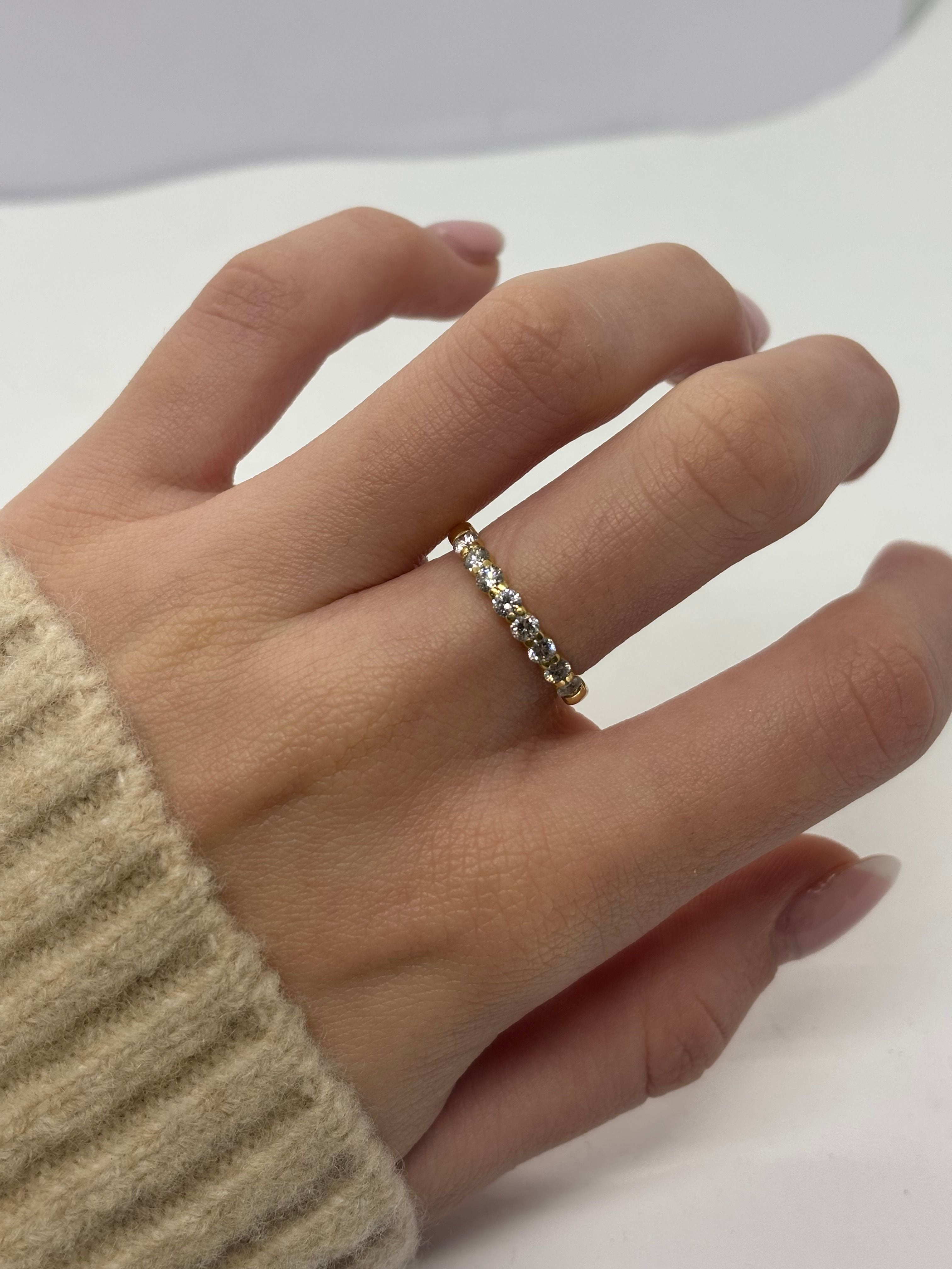 Bague demi-alliance en or jaune et diamant