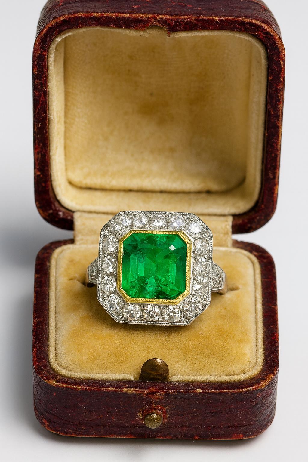 ANILLO DISEÑO VINTAGE EN PLATINO CON ESMERALDA CENTRAL  Y HALO DE DIAMANTES