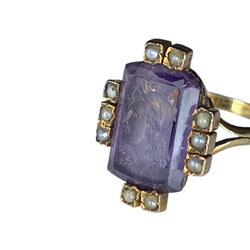 Bague intaille en or jaune, verre et perles