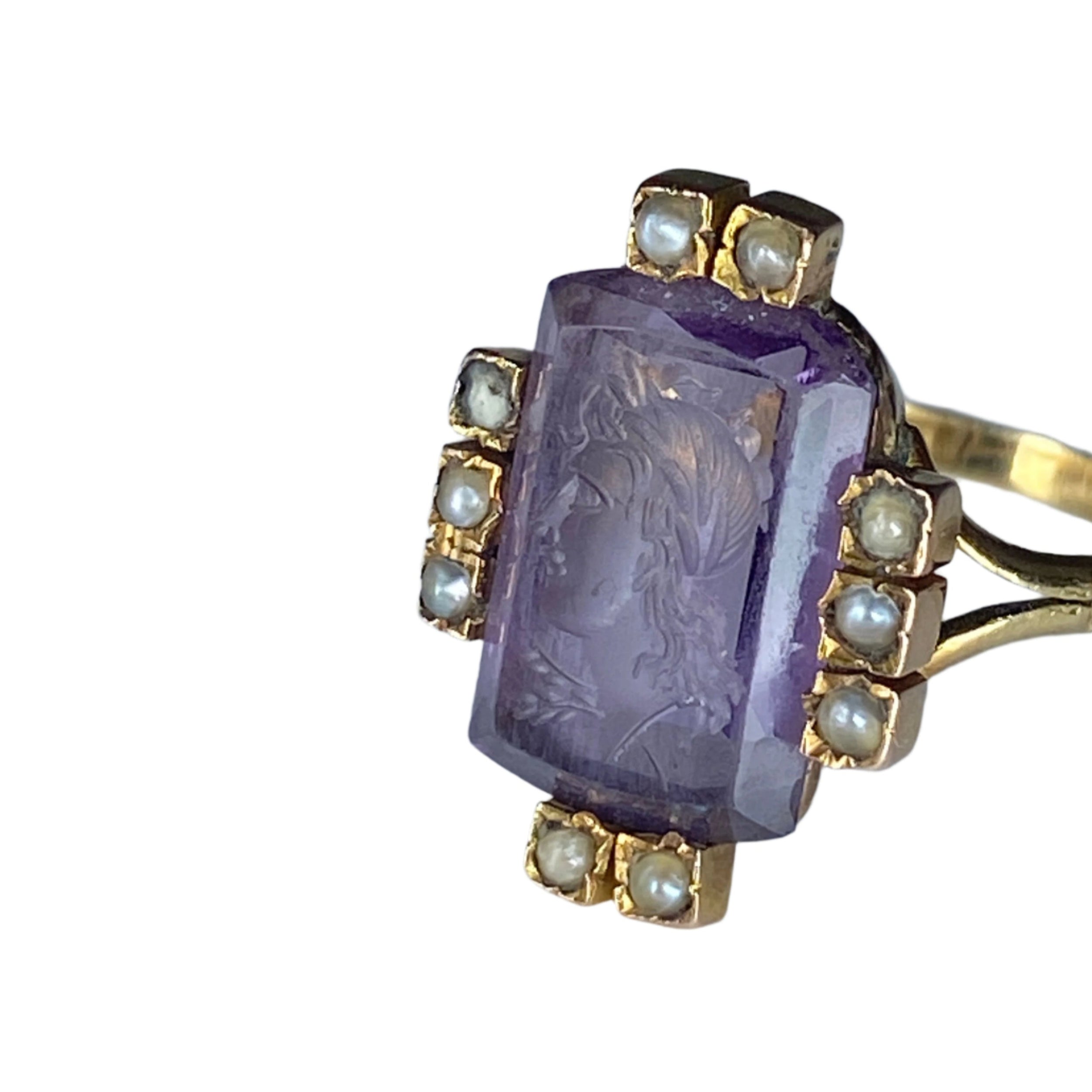 Bague intaille en or jaune, verre et perles