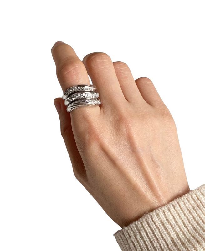 Bague, en or blanc 18k sertie de diamants