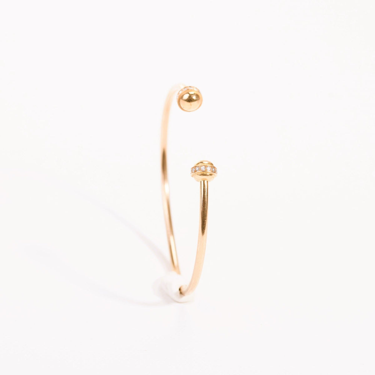 Open bangle bracelet in pink gold and diamonds