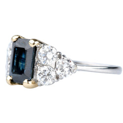 Bague Saphir taille émeraude en or blanc et diamants