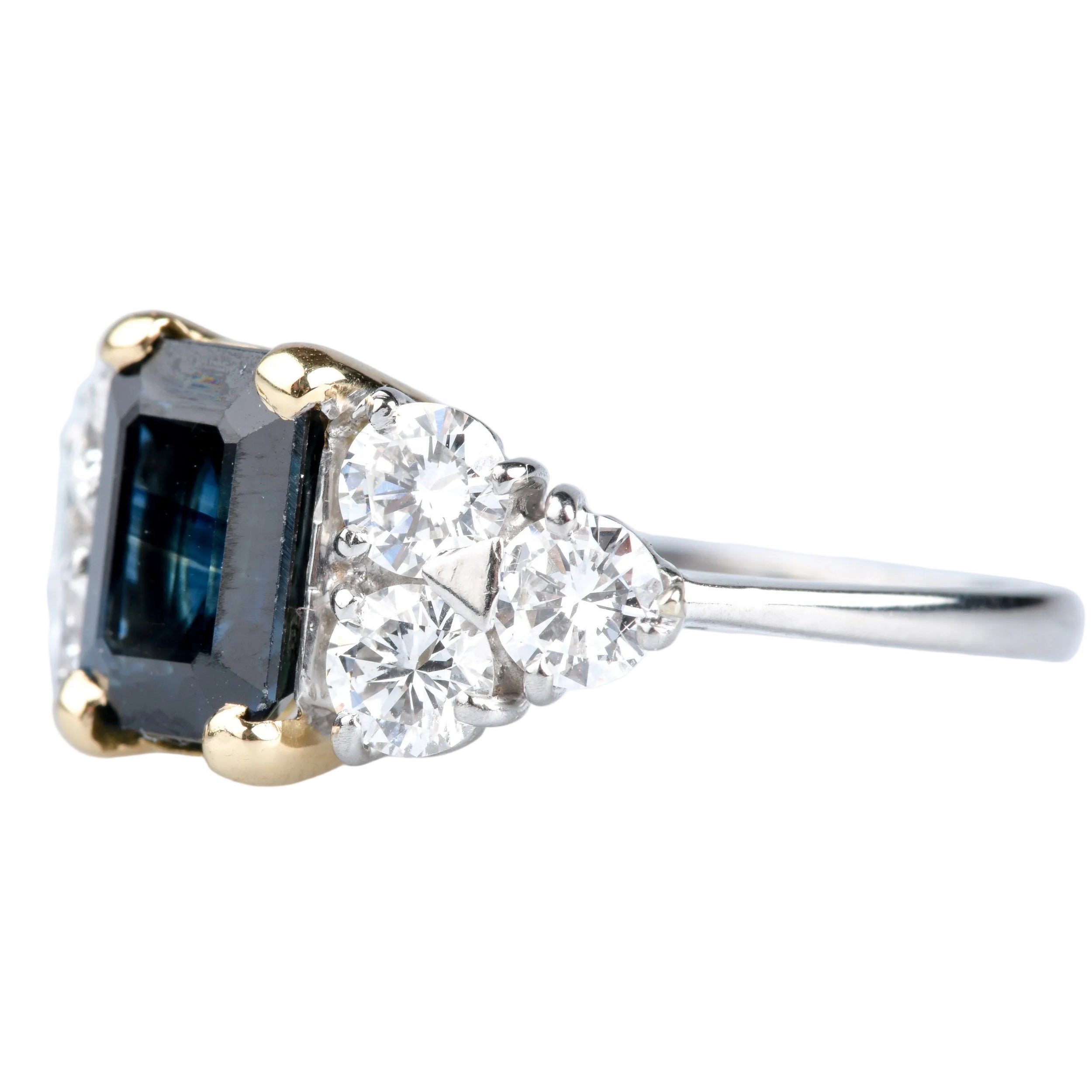 Bague Saphir taille émeraude en or blanc et diamants