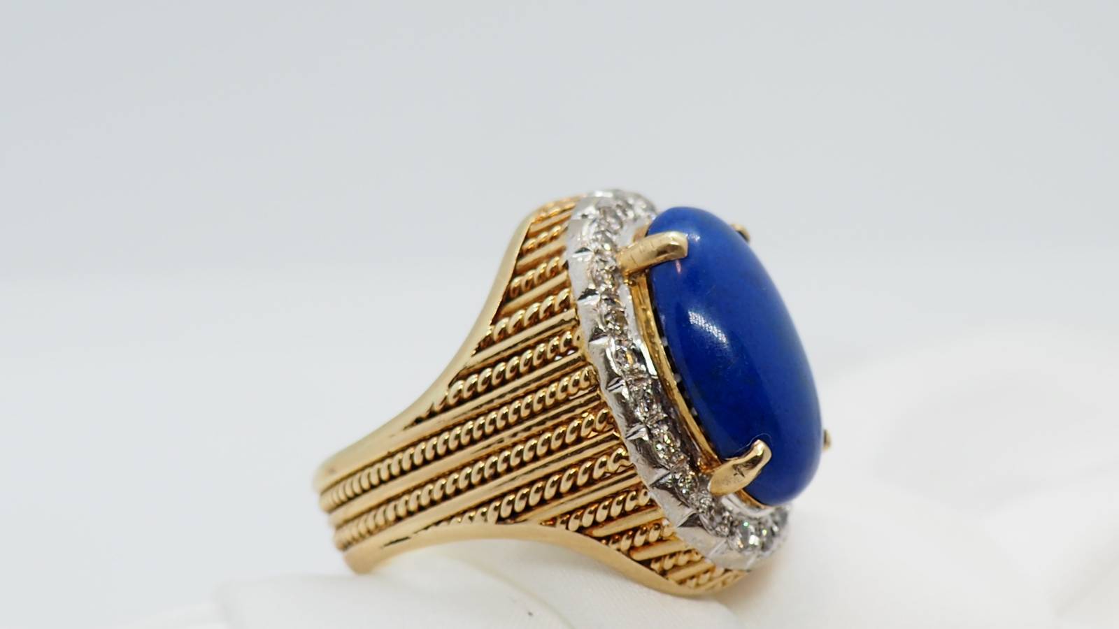 Yellow gold ring, Lapis Lazuli cabochon and diamonds 