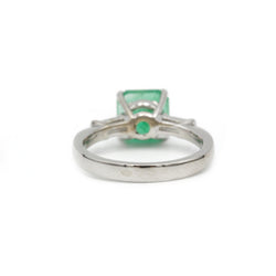 Ring in gold, emerald and diamonds