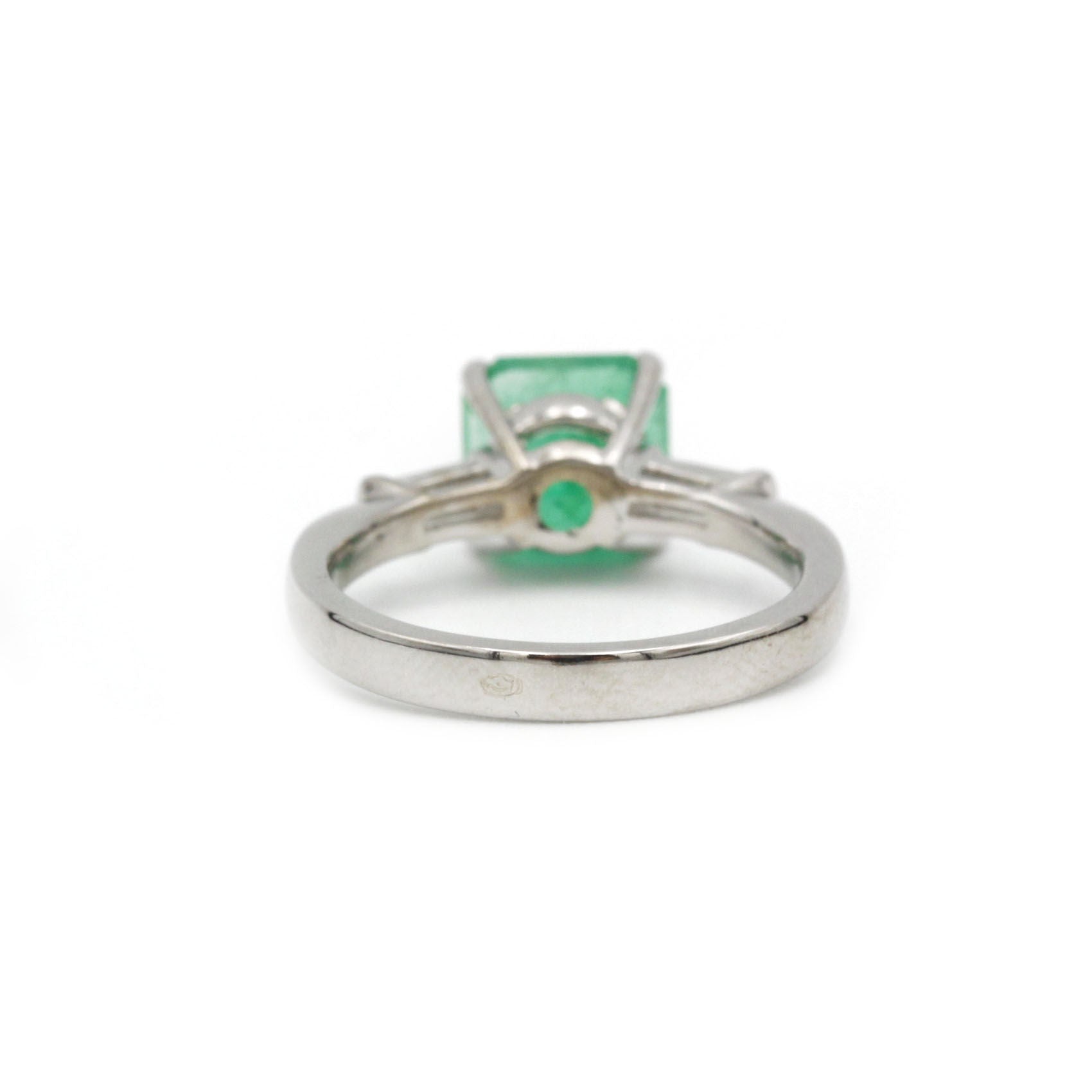 Ring in gold, emerald and diamonds
