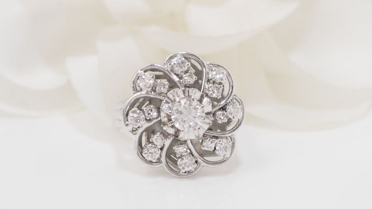 Daisy ring in white gold platinum and diamonds 