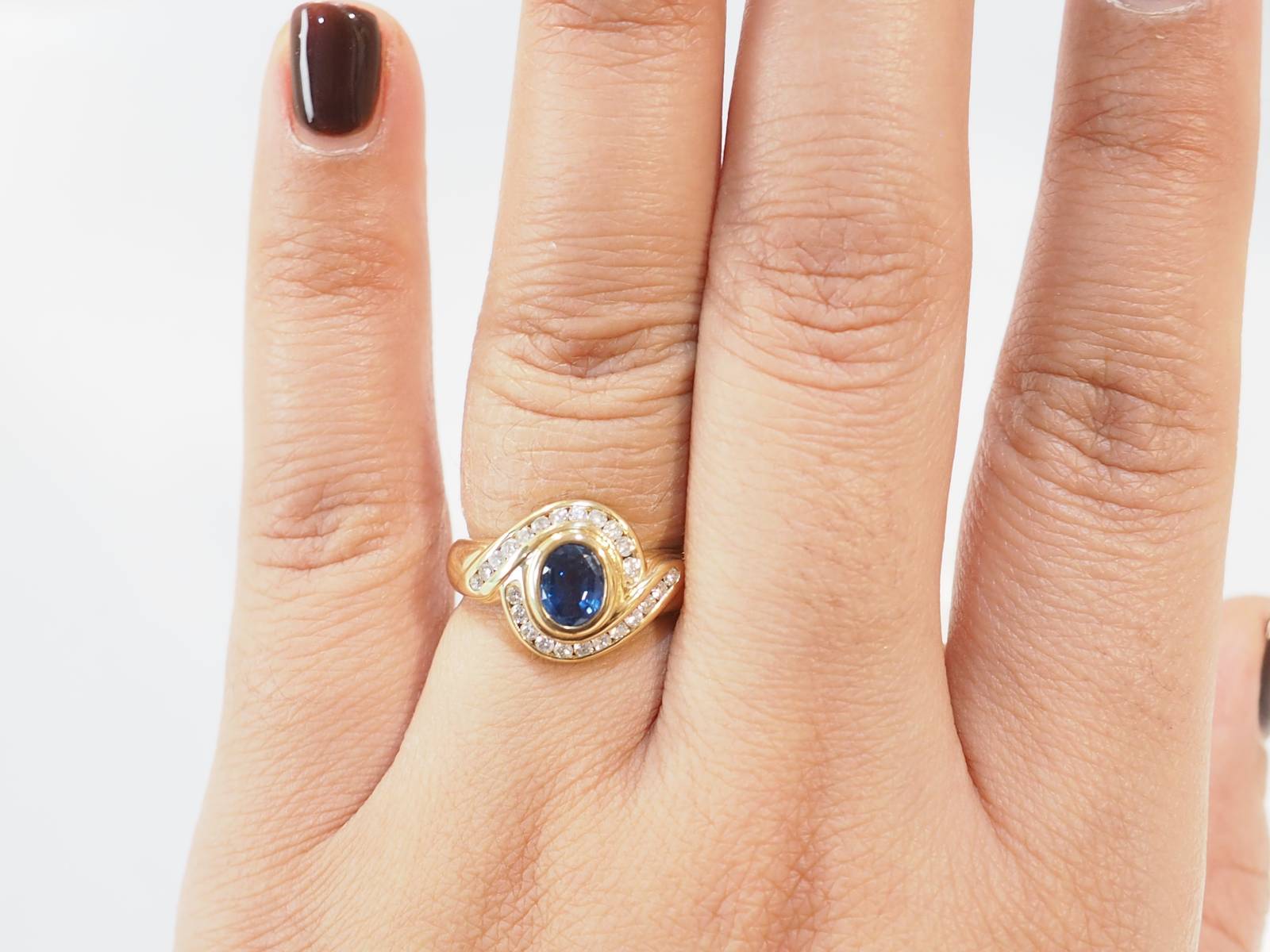 Bague tourbillon en or jaune saphir et diamants