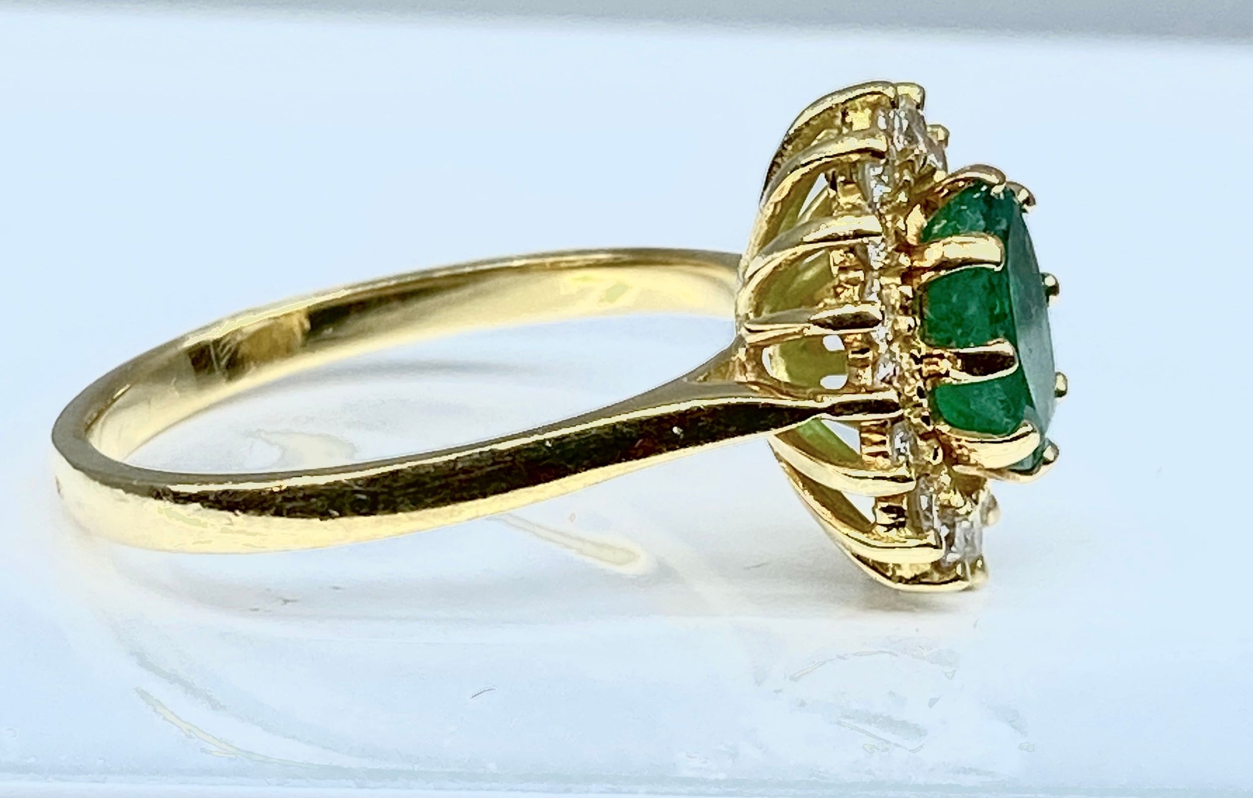 Bague marguerite en or 18 carats en émeraude et diamants