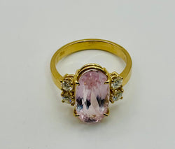 ANILLO EN ORO AMARILLO CON DIAMANTES Y KUNZITA