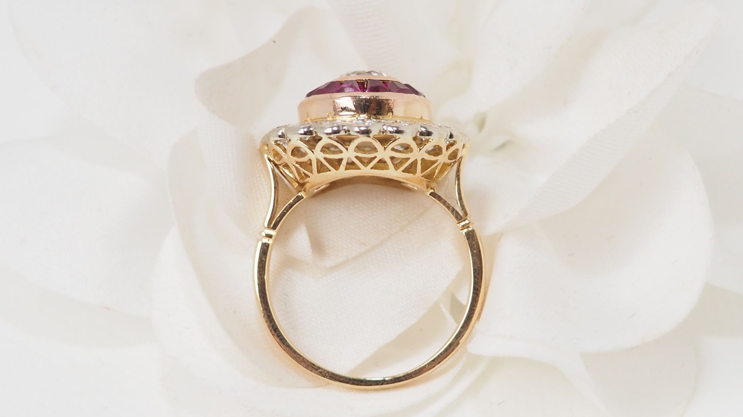 Entourage ring in yellow gold, rubies and diamonds 