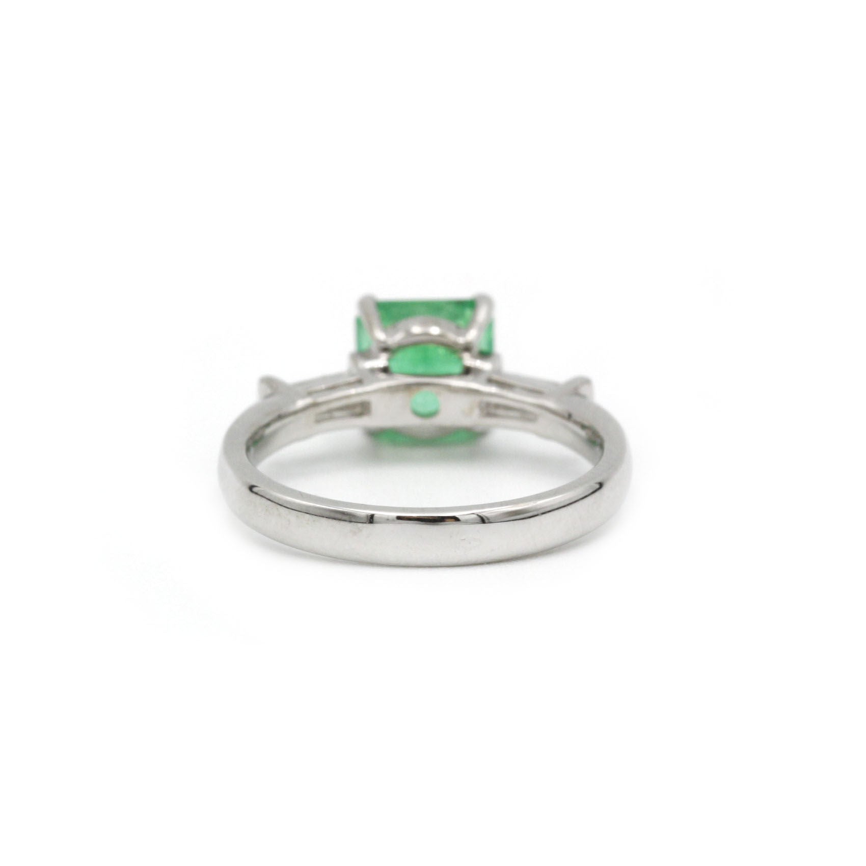 Ring at white gold, emerald and diamonds