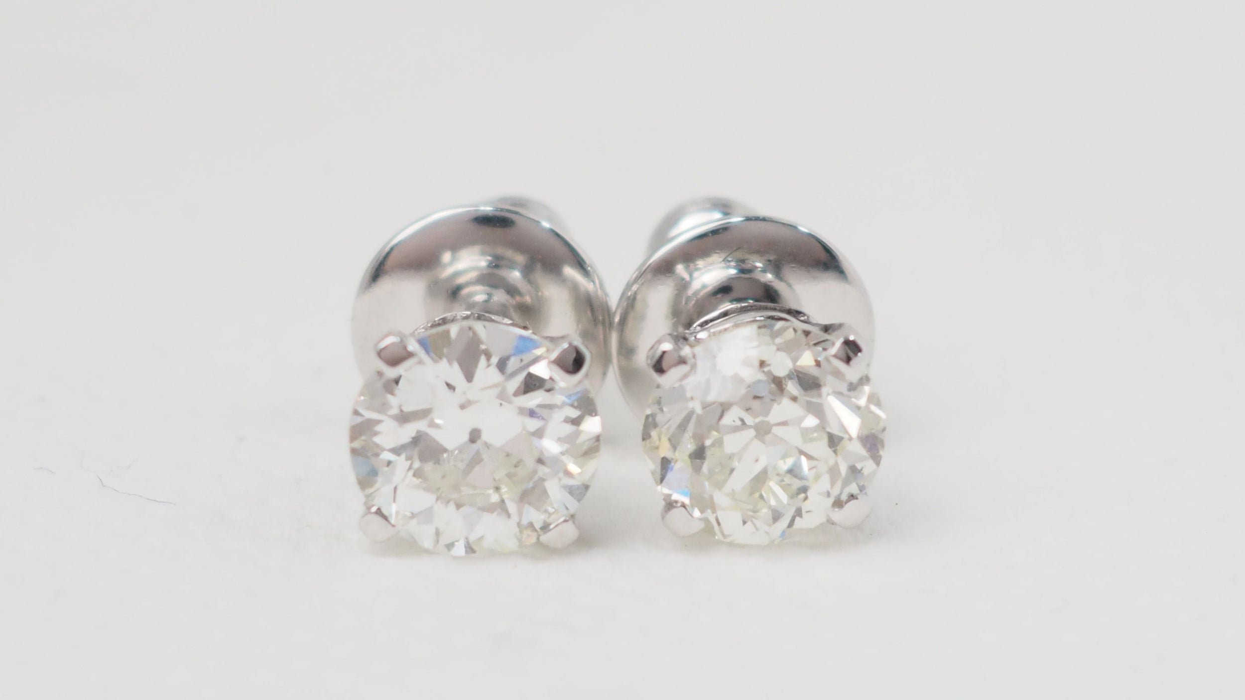 Puces d'oreilles en or blanc et diamants