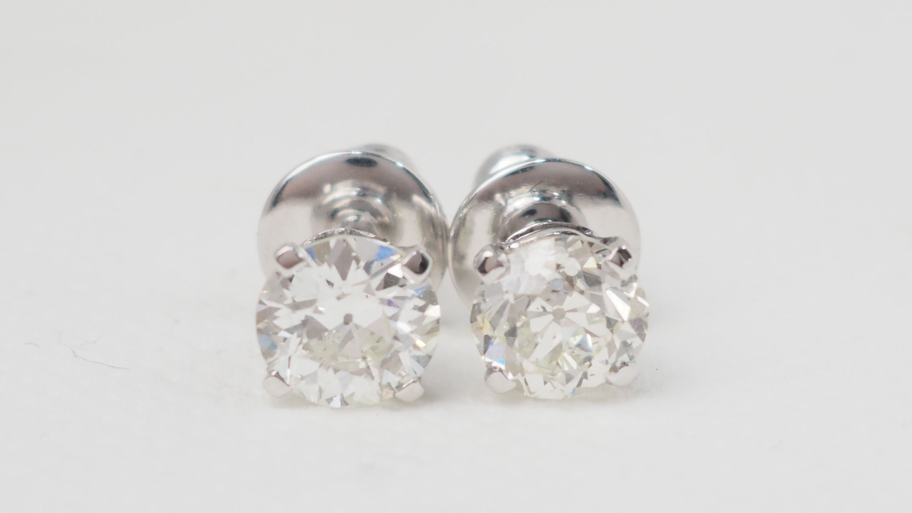 Puces d'oreilles en or blanc et diamants