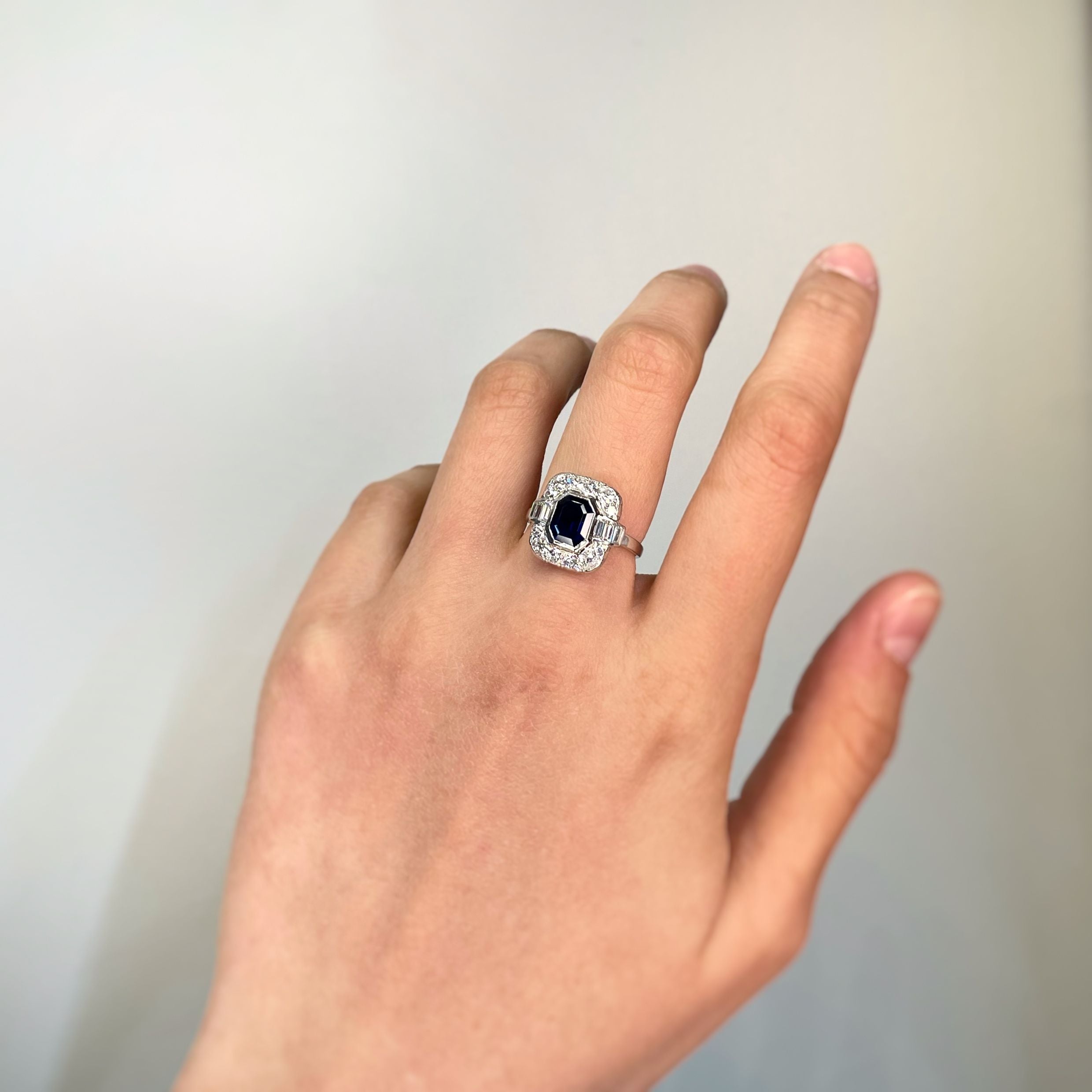 Ring Art Deco in paltinium, sapphire and diamonds