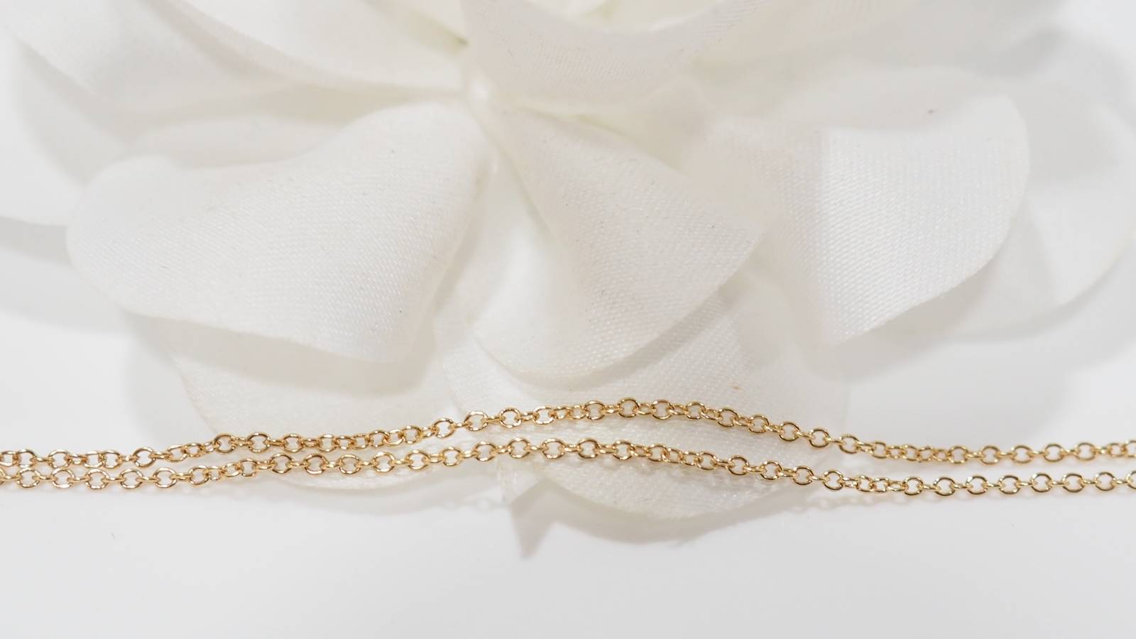 Collier pendentif en or jaune, émeraude et diamants