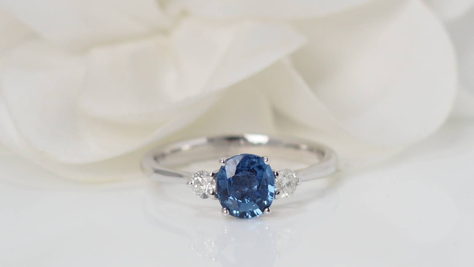 Bague en platine saphir de Ceylan et diamants