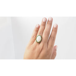 Bague ovale en or jaune, opale cabochon et émeraudes