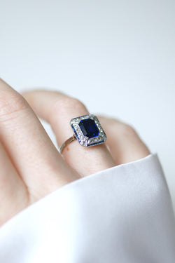 Bague Art Deco octogonale en or blanc et platine avec saphir synthétique et diamants