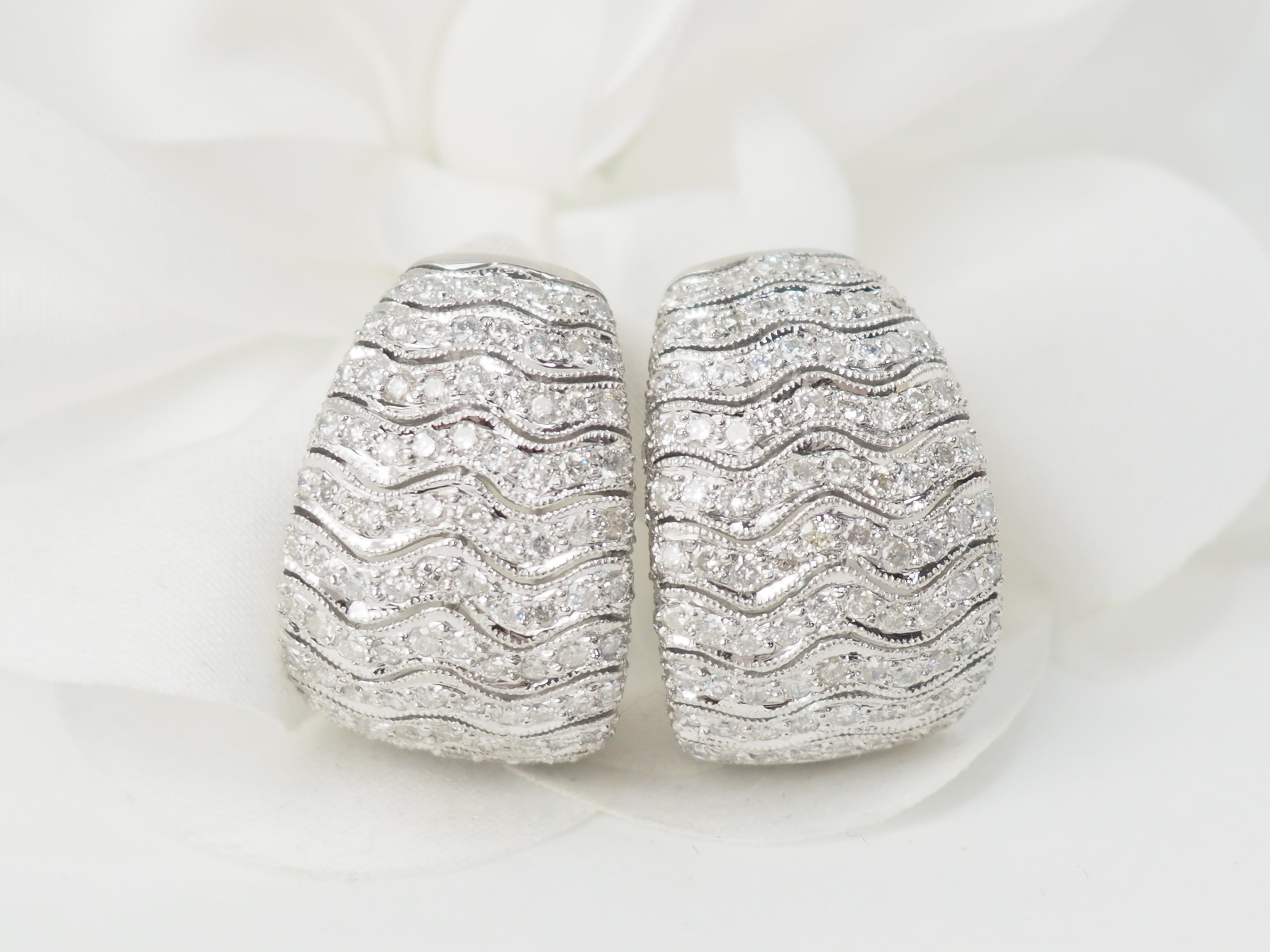 Boucles d'oreilles importantes en or blanc et pavage de diamants