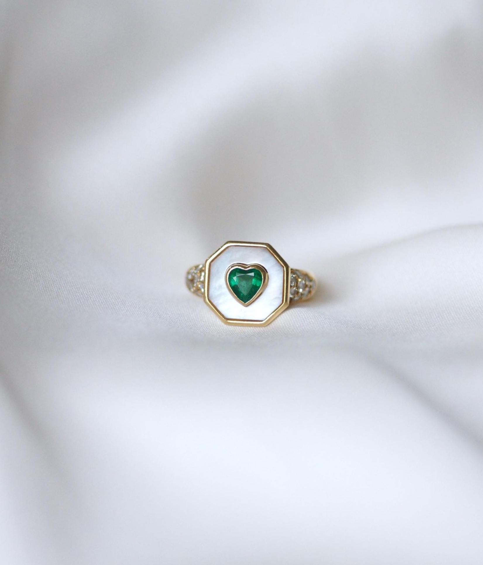 Ring Emerald Heart diamonds and Mother of Pearl on Yellow Gold