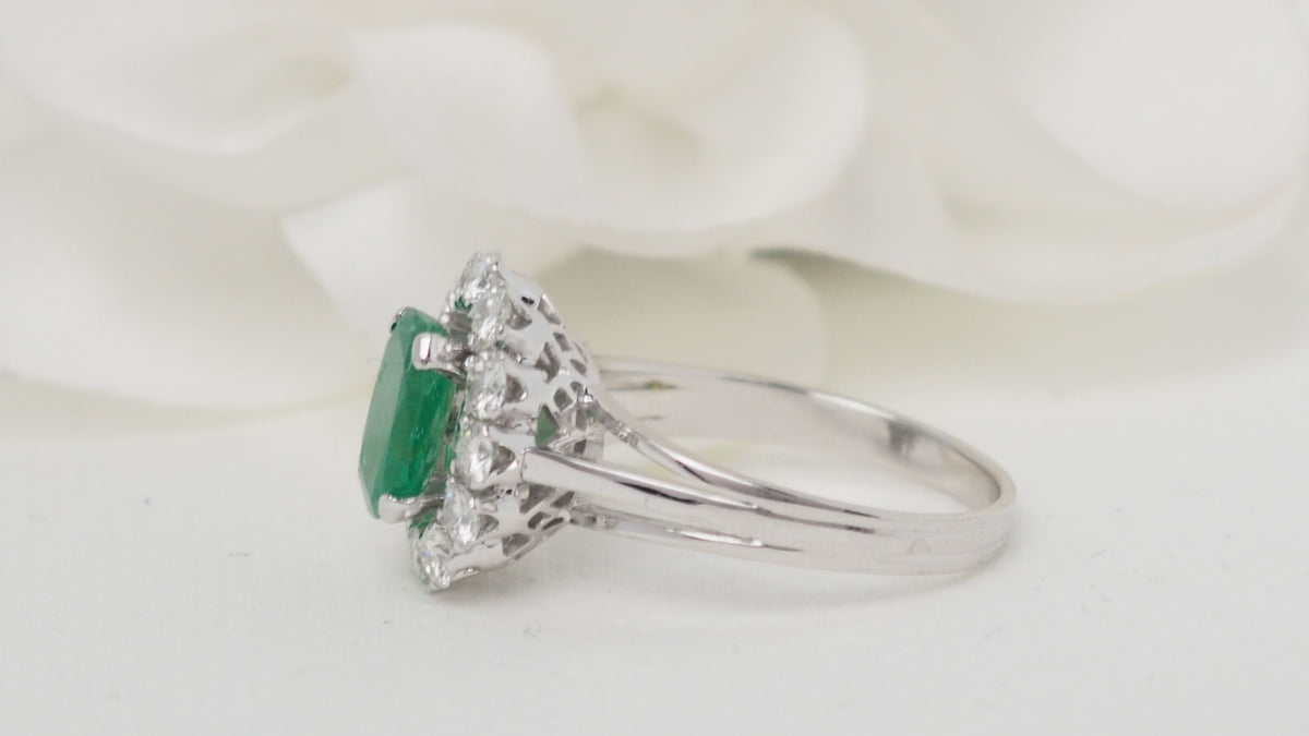 Bague entourage en or blanc, émeraude ovale et diamants