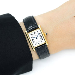 Montre CARTIER Tank Louis médium en or et saphir