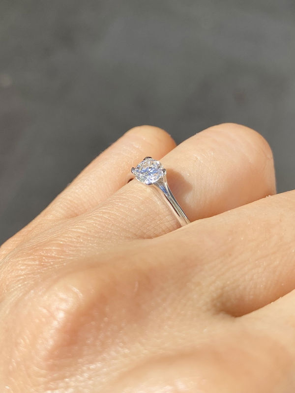 Solitaire ring in 18K white gold and diamond 