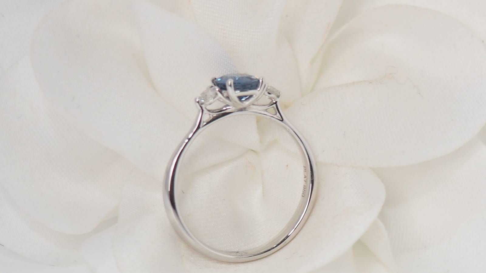 Bague en platine saphir de Ceylan et diamants