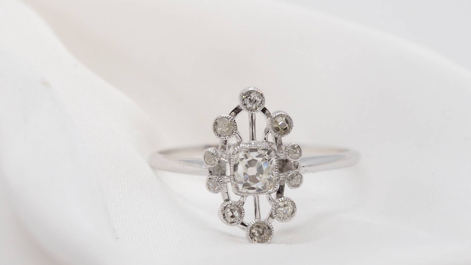 Bague ancienne en or gris et diamants