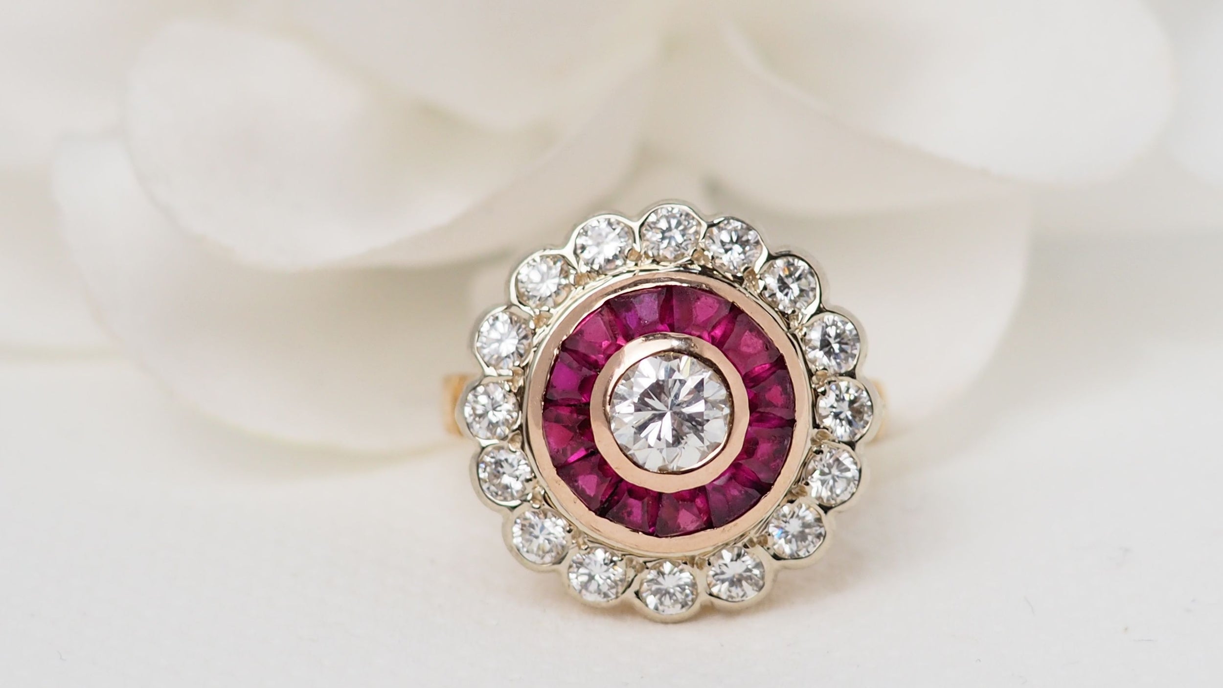 Entourage ring in yellow gold, rubies and diamonds 