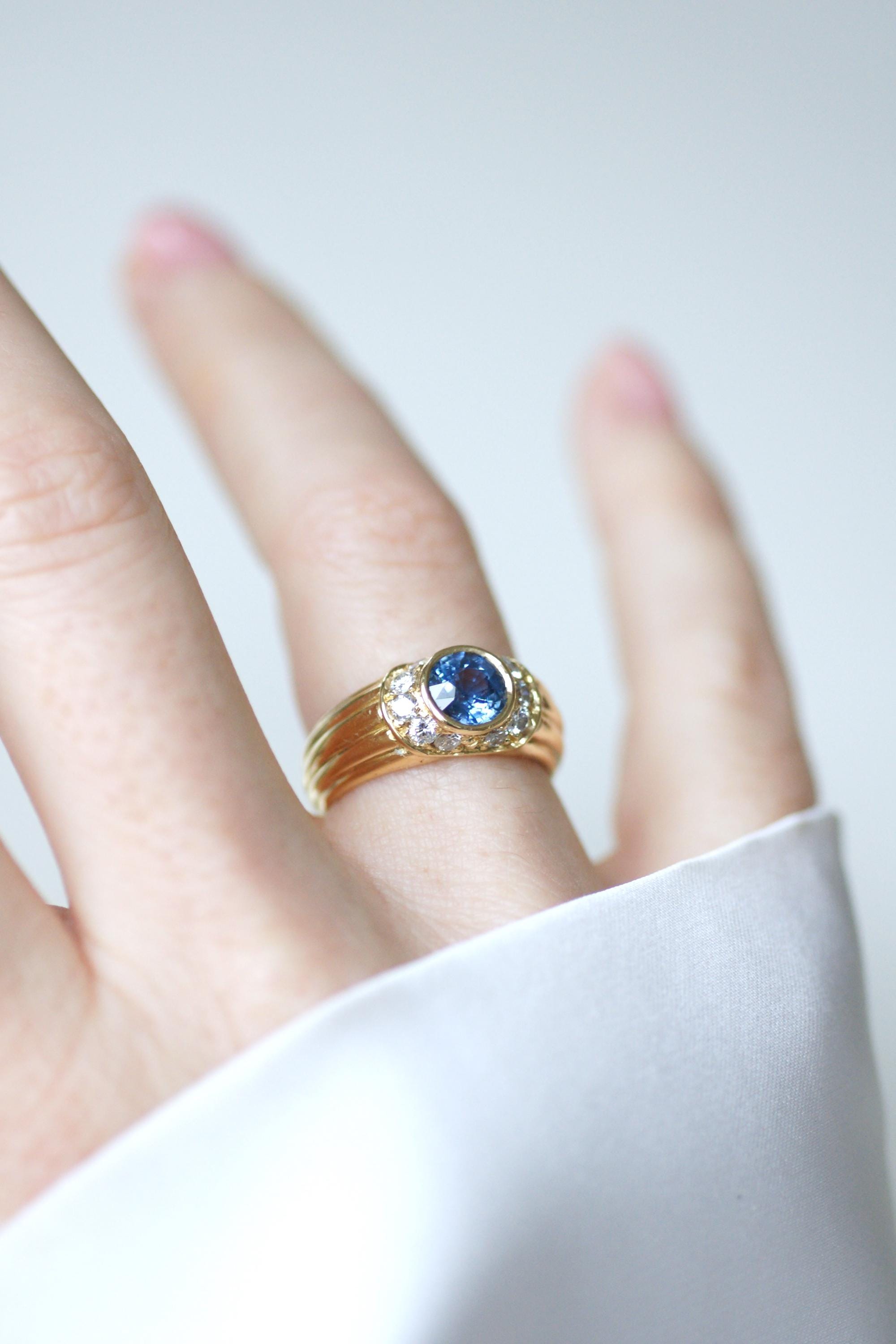 Bague jonc en or jaune et saphir de Ceylan