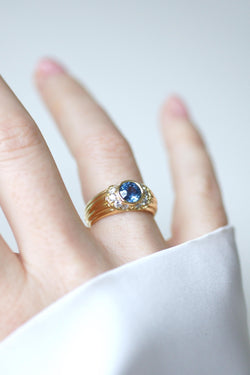 Bague jonc en or jaune et saphir de Ceylan