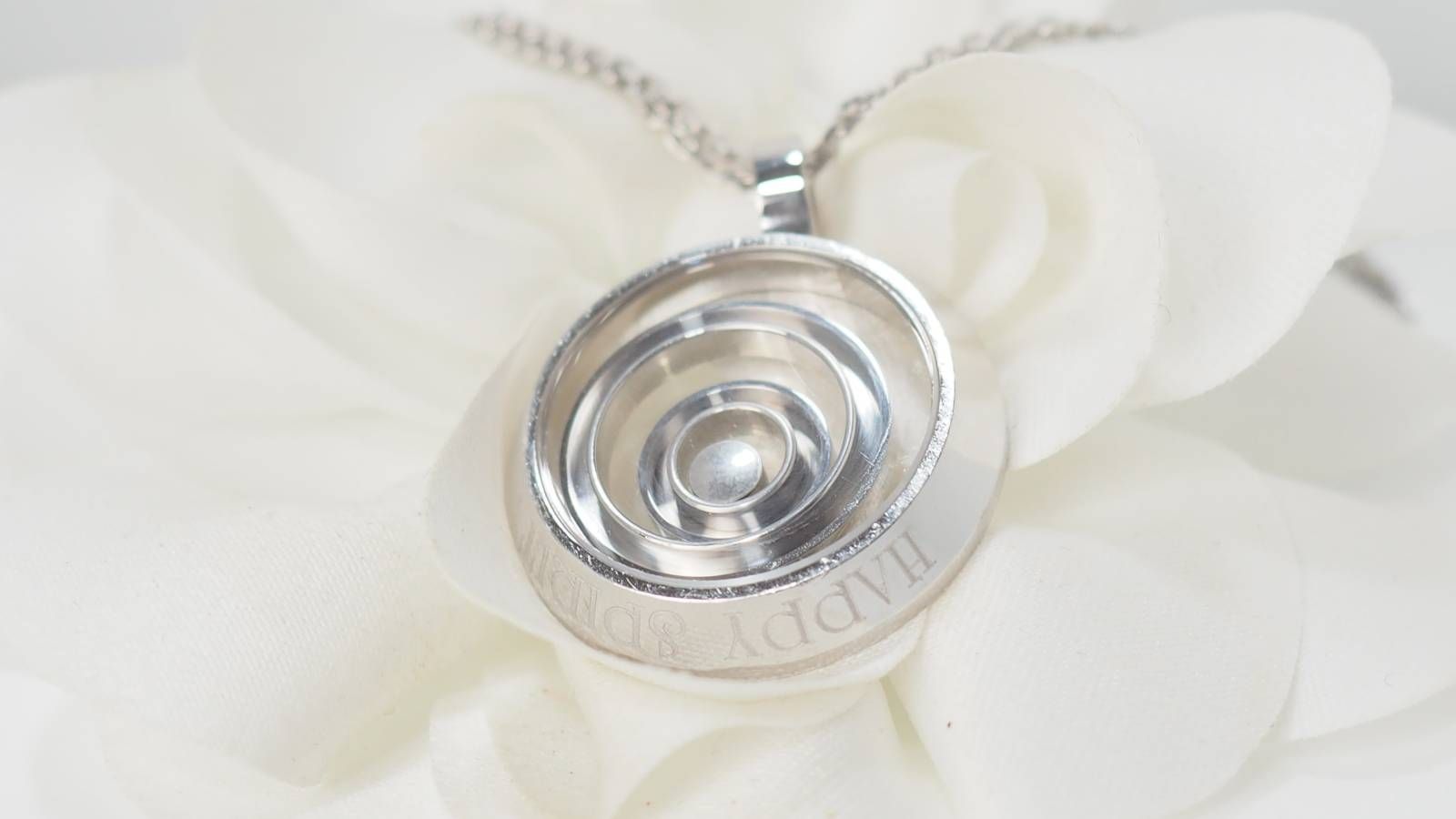 Chopard Happy Spirit necklace in white gold and diamond